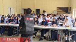 Foto: Ketua 3 Forbes Anti Narkoba Bone, Rahmat saat sosialisasi di SMKN 7 Bone.