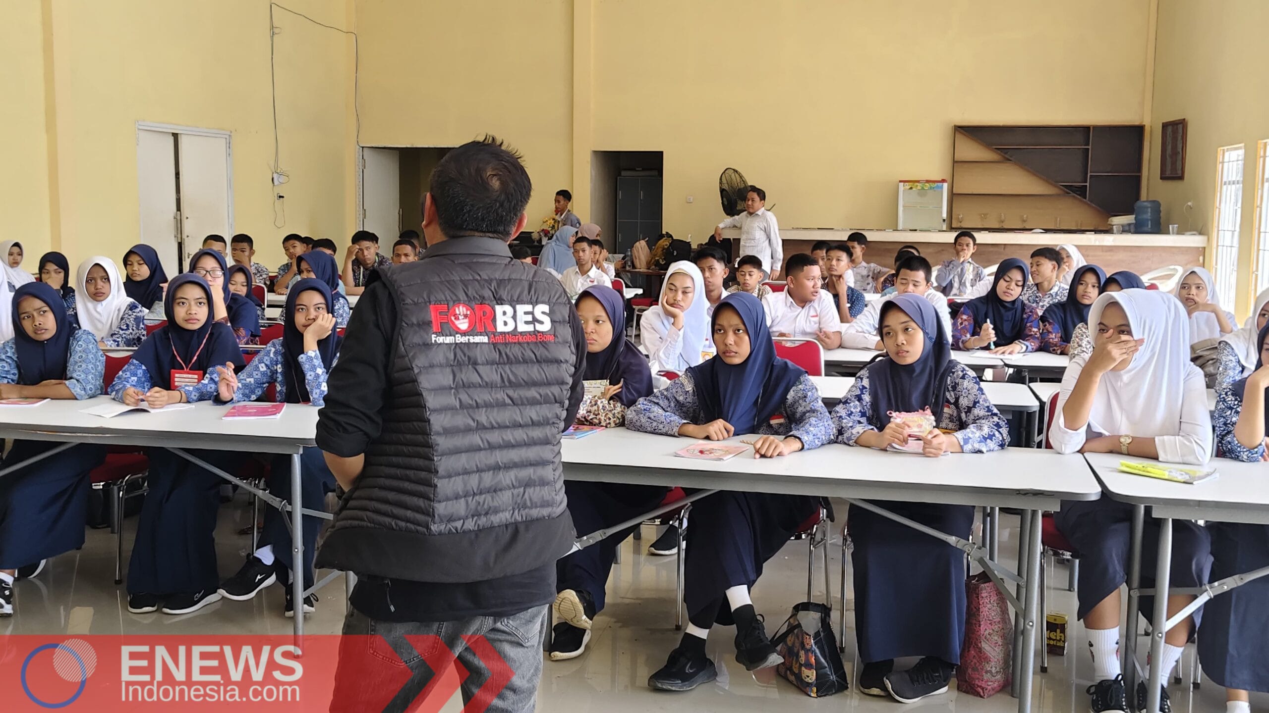 Foto: Ketua 3 Forbes Anti Narkoba Bone, Rahmat saat sosialisasi di SMKN 7 Bone.