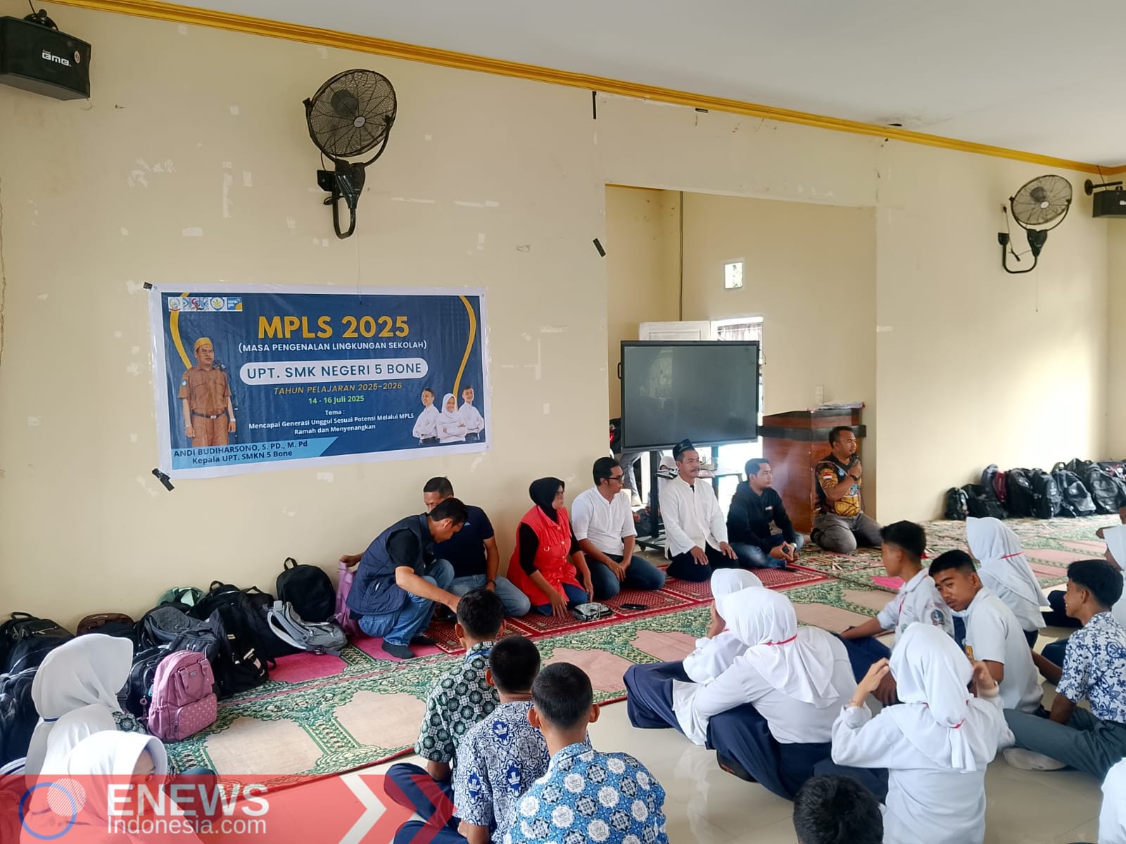 Foto: Anggota Forbes Anti Narkoba Bone hadir di SMKN 5 Bone.
