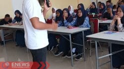 Foto: Anggota Forbes, Andi Mantra Bumi saat membawa materi di SMKN 7 Bone.