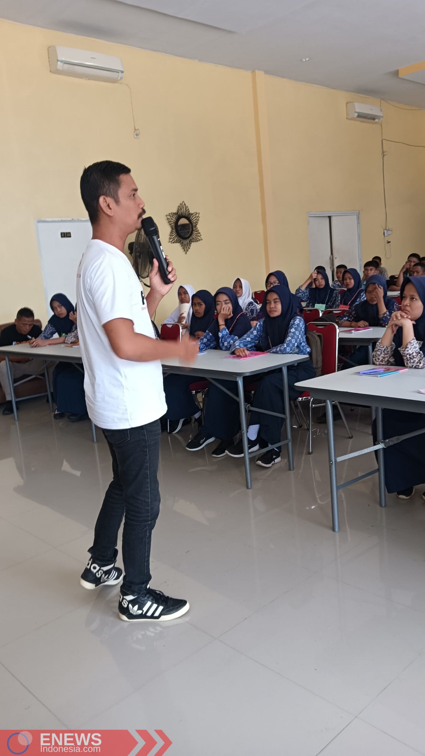 Foto: Anggota Forbes, Andi Mantra Bumi saat membawa materi di SMKN 7 Bone.