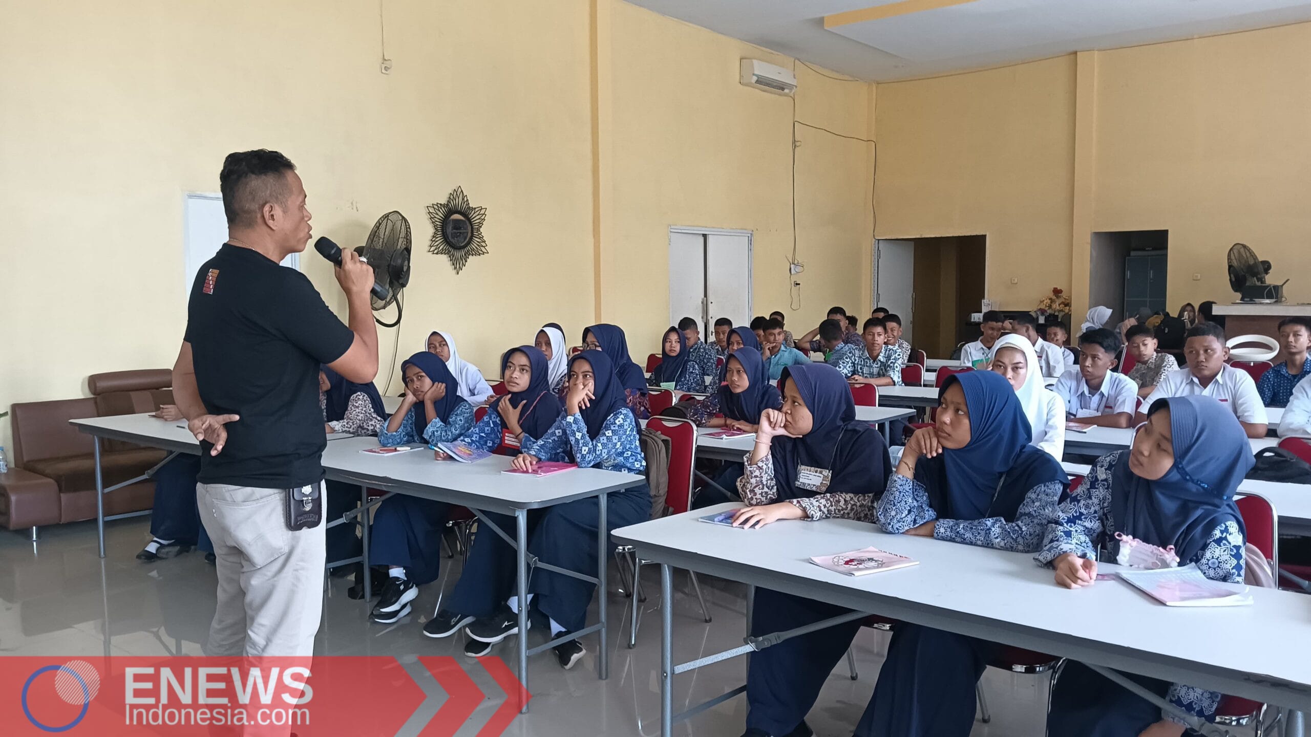 Foto: Anggota Forbes, Akmal Kimal saat membawa materi di SMKN 7 Bone.