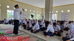 Foto: Anggota Forbes, H. Darwis saat membawa materi di SMKN 5 Bone.