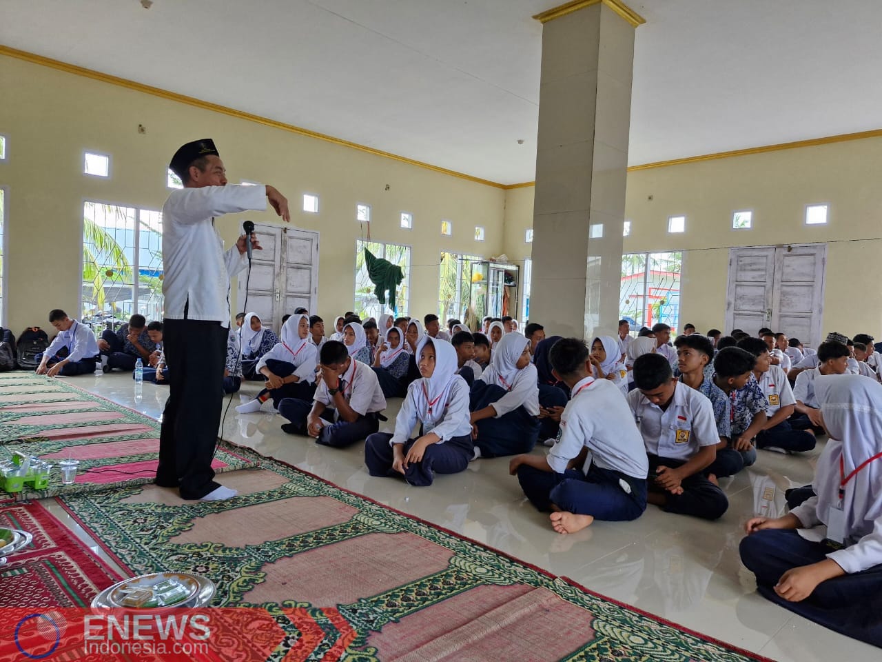Foto: Anggota Forbes, H. Darwis saat membawa materi di SMKN 5 Bone.