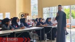 Foto: Ustadz Abduh Aras saat membawa materi di SMKN 7 Bone.