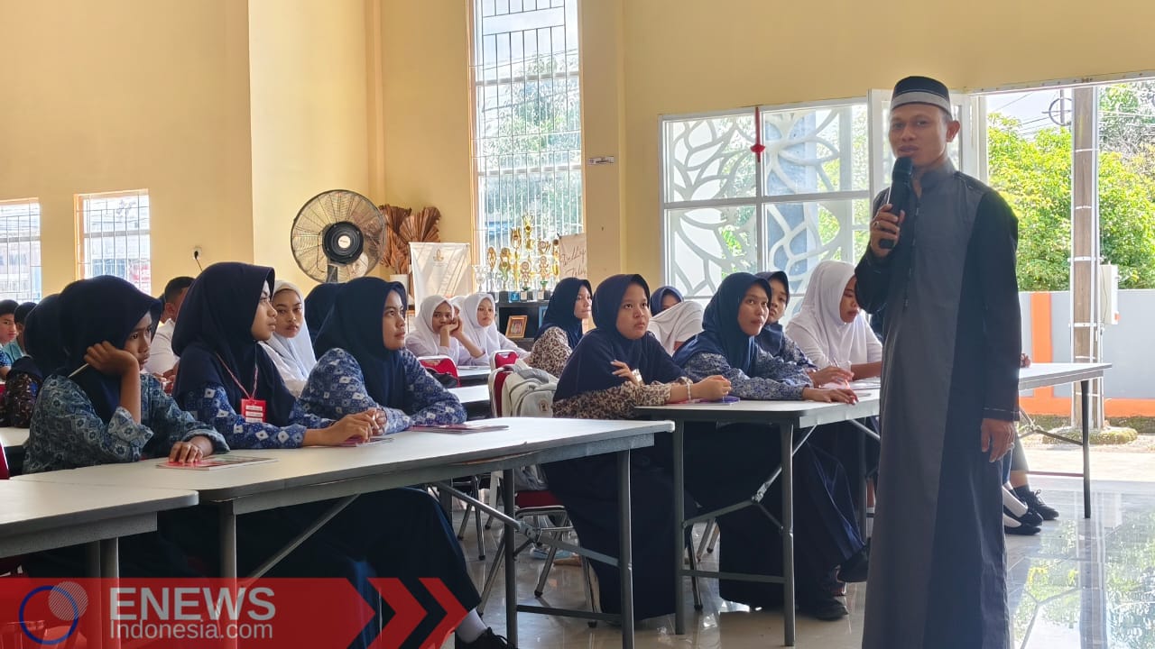Foto: Ustadz Abduh Aras saat membawa materi di SMKN 7 Bone. 