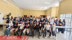 Foto: Anggota Forbes Bone berpose bersama guru dan siswa SMKN 7 Bone.