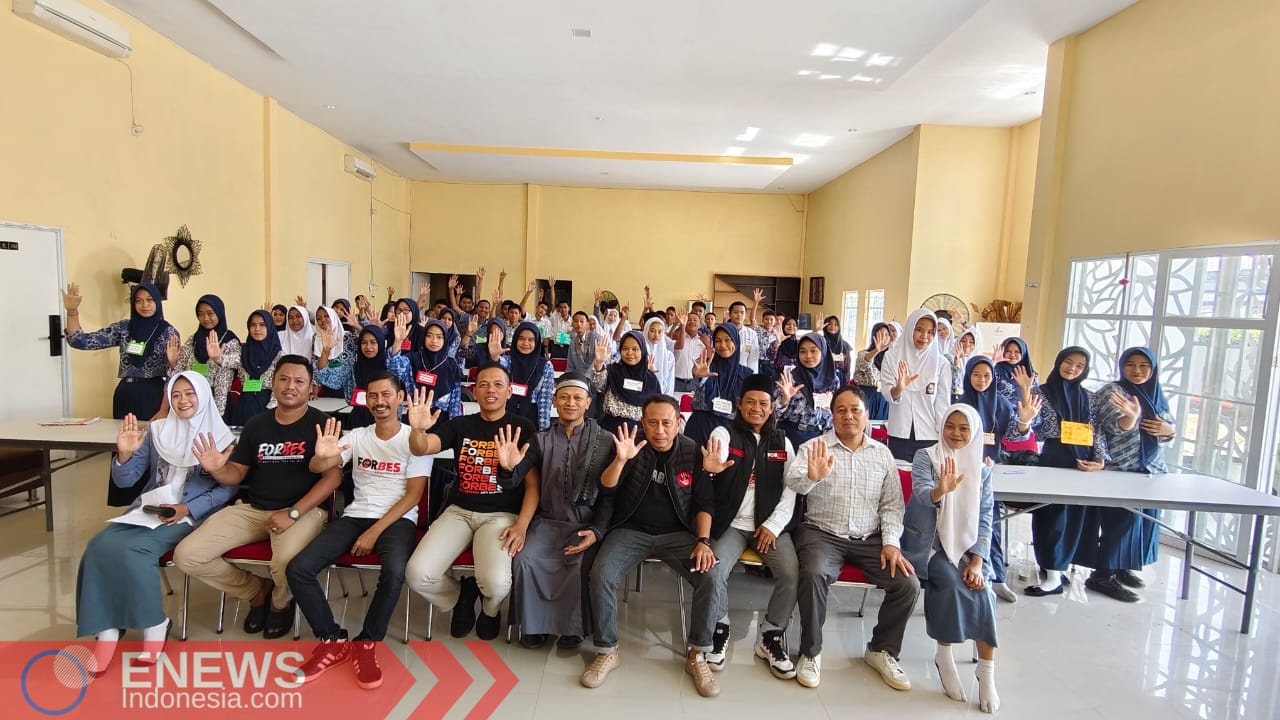 Foto: Anggota Forbes Bone berpose bersama guru dan siswa SMKN 7 Bone.