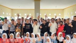 Foto: Anggota Forbes Bone berpose bersama guru dan siswa SMKN 5 Bone.