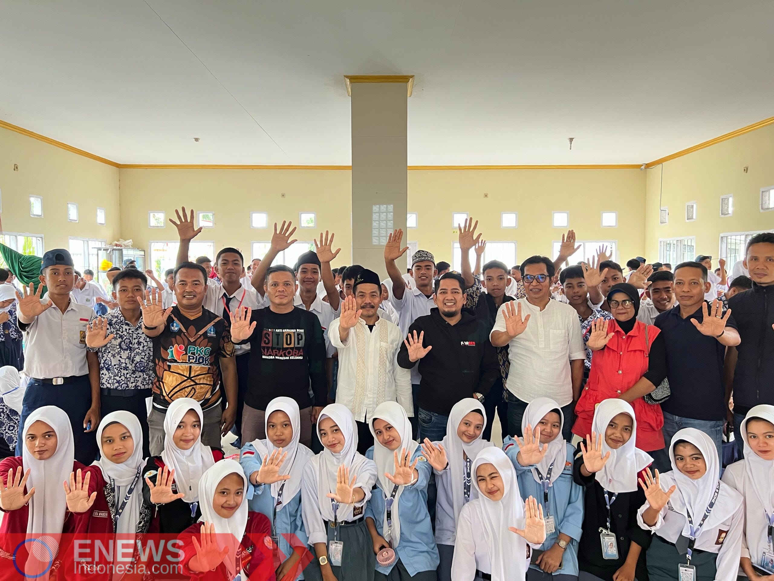 Foto: Anggota Forbes Bone berpose bersama guru dan siswa SMKN 5 Bone.