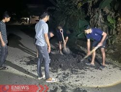 2 Pemuda di Bone Tambal Luka Jalan Desa dengan Tanah Harapan