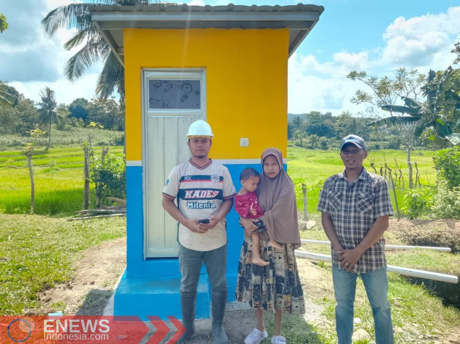 Foto: Kades Patimpeng (kanan) bersama Nurdiana (penerima bantuan sanitasi 2025) dan perangkat desa lainnya. (Dok. Idhil)