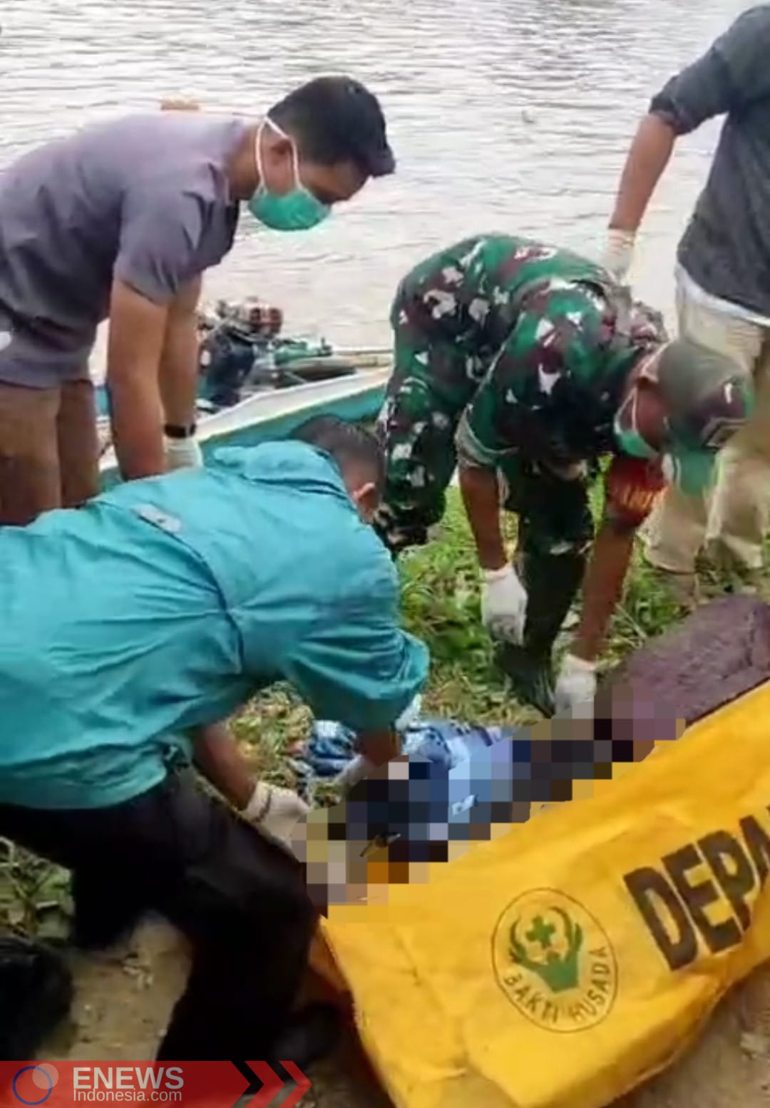 Foto: Mayat Justia (42) saat dievakuasi dari Sungai Cenrana.