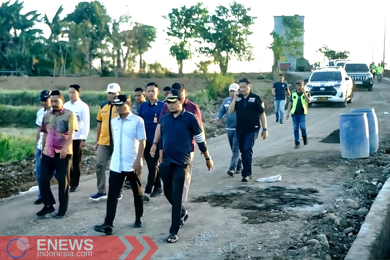 Foto: Bupati Bone Andi Asman Sulaiman (kemeja putih) bersama Kades Binuang (kaos hitam/kiri) bersama sejumlah pejabat Pemda Bone lainnya saat memantau perkembangan pengerjaan jalan di Desa Binuang pada Jumat (5/9/2025).