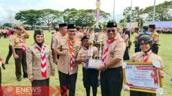Foto: Wakil Bupati Polman, Andi Nursami Masdar (kiri), Ketua Kwarcab Polman, Andi Masri Masdar (tegah) saat menyerahkan trofi juara Kwarran tergiat dan lomba gerak jalan Pramuka.