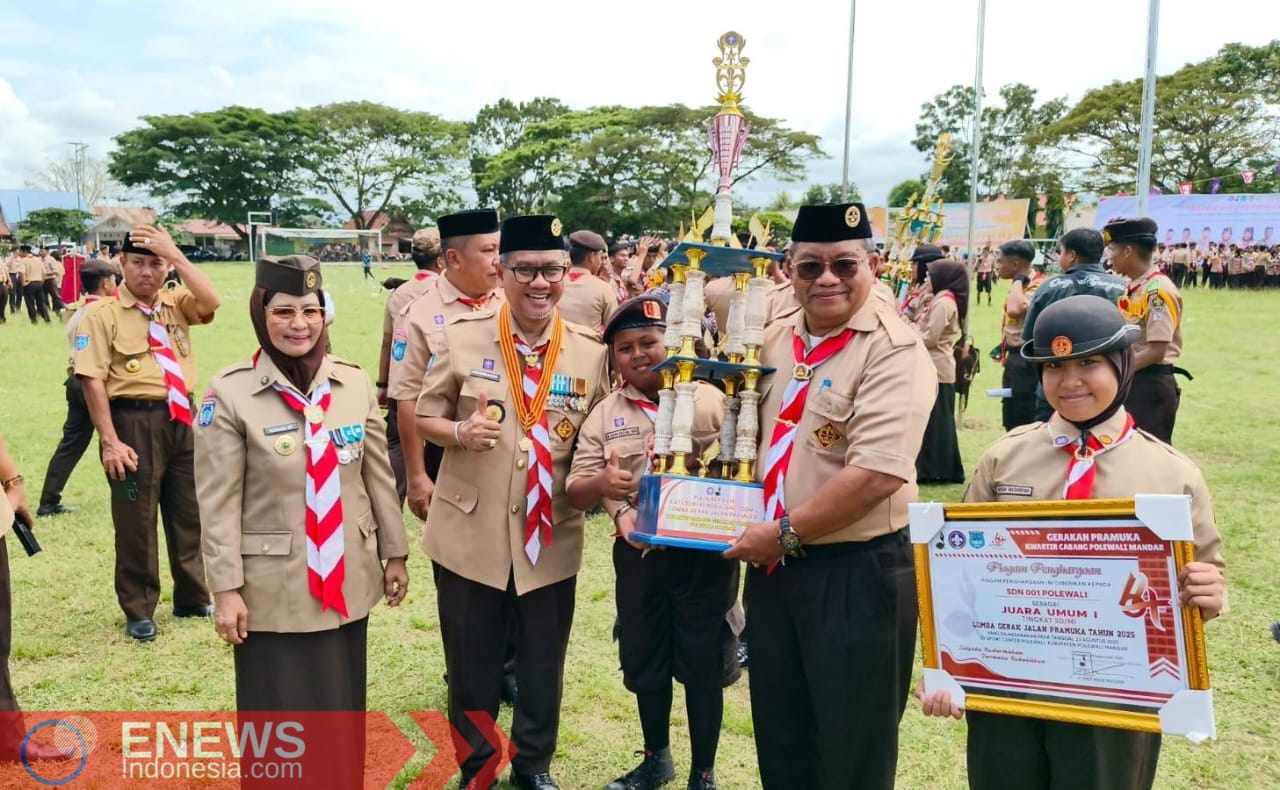 Foto: Wakil Bupati Polman, Andi Nursami Masdar (kiri), Ketua Kwarcab Polman, Andi Masri Masdar (tegah) saat menyerahkan trofi juara Kwarran tergiat dan lomba gerak jalan Pramuka.