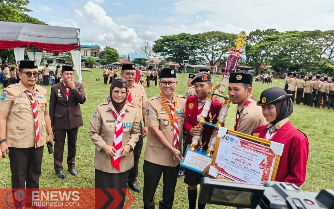Foto: Wakil Bupati Polman, Andi Nursami Masdar (kiri), Ketua Kwarcab Polman, Andi Masri Masdar (tegah) saat menyerahkan trofi juara Kwarran tergiat dan lomba gerak jalan Pramuka.