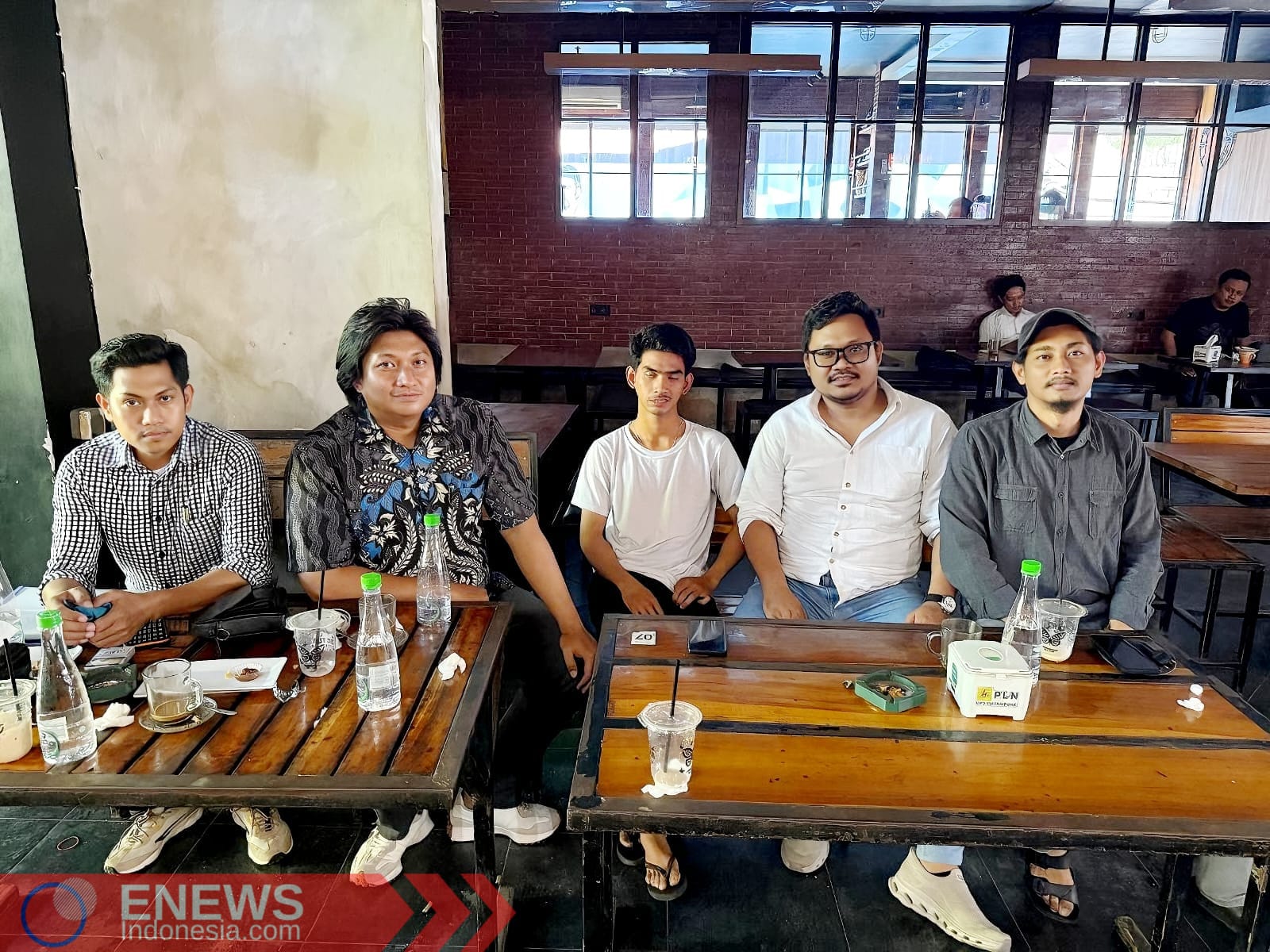dari kiri ke kanan: Muh. Iqbal Azis, S.H., M.H., C.LA., C.TL, Sabrianto (eks karyawan Harmoni Florist), Umar Azmar MF, M.H., C.DPO., A. Muh. Iqbal Rimar, S.H.