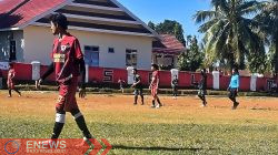 Foto: Momen pertandingan sepak bola Mallimongeng 1 Fc (kostum merah hitam) melawan Mallimongeng 3 Fc pada turnamen sepak bola Bhayangkara Cup 2025 di Kecamatan Salomekko pada Jumat 5 September 2025. (ENews)