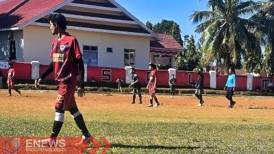 Foto: Momen pertandingan sepak bola Mallimongeng 1 Fc (kostum merah hitam) melawan Mallimongeng 3 Fc pada turnamen sepak bola Bhayangkara Cup 2025 di Kecamatan Salomekko pada Jumat 5 September 2025. (ENews)