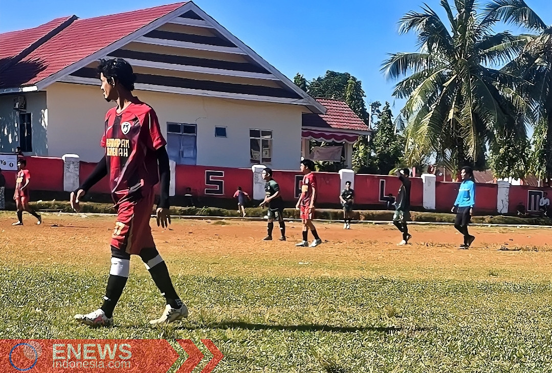 Foto: Momen pertandingan sepak bola Mallimongeng 1 Fc (kostum merah hitam) melawan Mallimongeng 3 Fc pada turnamen sepak bola Bhayangkara Cup 2025 di Kecamatan Salomekko pada Jumat 5 September 2025. (ENews)