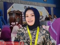 Tampil Memukau, Mahasiswi Baru Unim Bone Asal Cenrana Hibur Peserta PPKMB dengan Suara Merdu