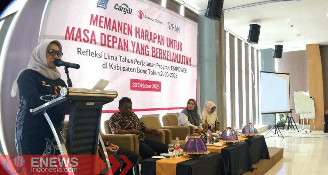 Ketgam: Kepala Dinas Pemberdayaan Perempuan dan Perlindungan Anak Kabupaten Bone, Hasnawati Ramli, S.Sos., M.Si, saat memberikan sambutan pembukaan pada kegiatan Refleksi Lima Tahun Perjalanan Program EMPOWER di Kabupaten Bone Tahun 2020–2025.
