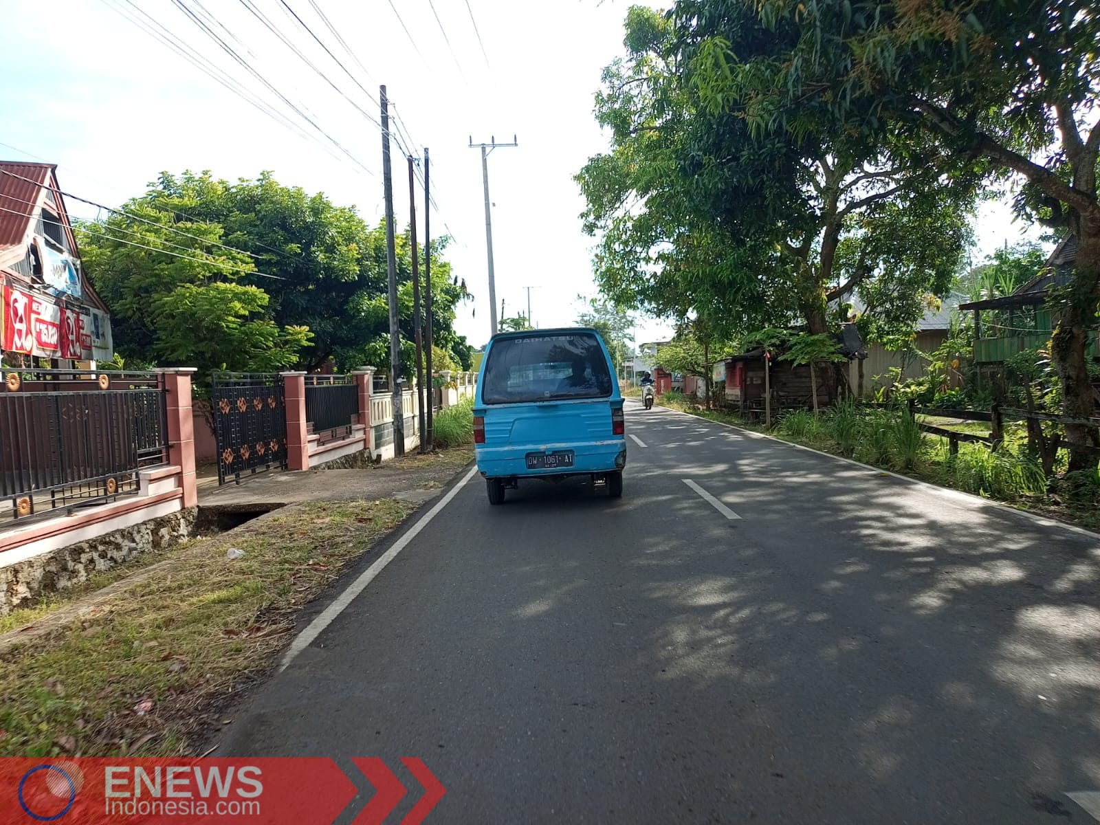 Foto: Mpbil mikrolet dengan tangki modifikasi kerap mengisi BBM Pertalite di SPBU panyula. (Dok. ENews)