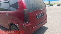 Foto: Mobil Avanza merah yang diduga melansir BBM bersubsidi jenis solar di SPBU Lapawawoi Bone. (Dok. ENews) Foto: Mobil Avanza merah yang diduga melansir BBM bersubsidi jenis solar di SPBU Lapawawoi Bone. (Dok. ENews)