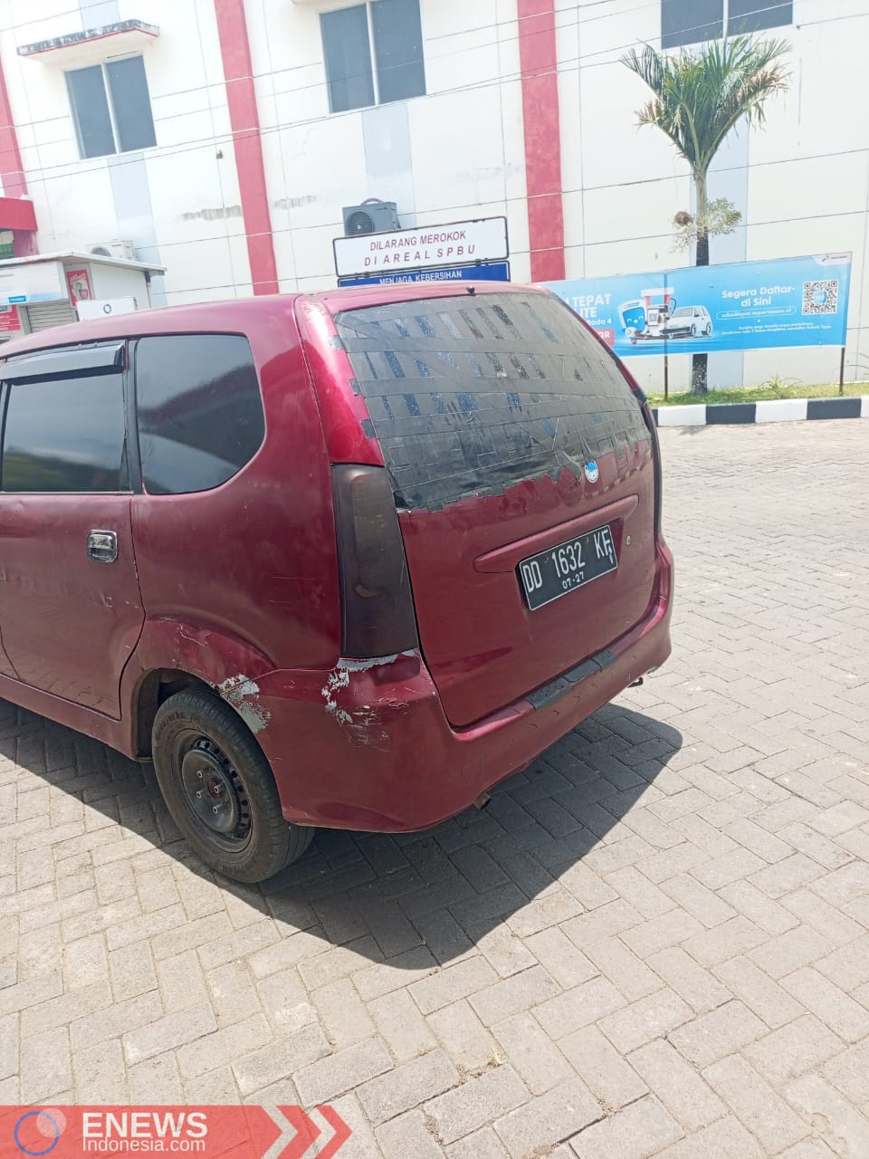 Foto: Mobil Avanza putih yang diduga melansir BBM bersubsidi jenis solar di SPBU Lapawawoi Bone. (Dok. ENews)