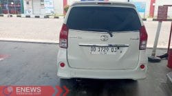 Foto: Mobil Avanza putih yang diduga melansir BBM bersubsidi jenis solar di SPBU Lapawawoi Bone. (Dok. ENews) Foto: Mobil Avanza putih yang diduga melansir BBM bersubsidi jenis solar di SPBU Lapawawoi Bone. (Dok. ENews)