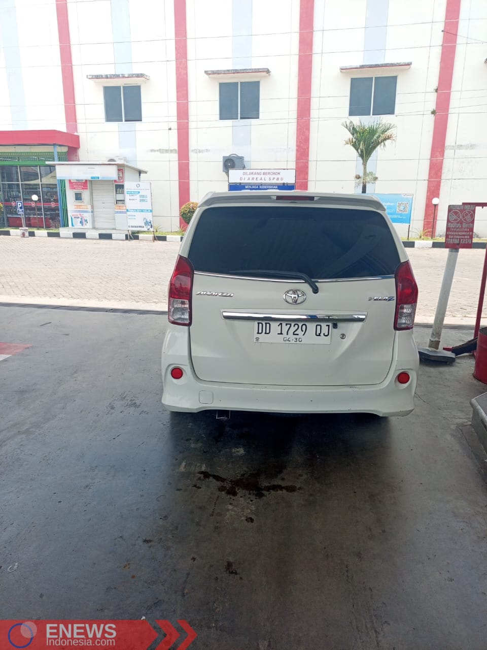 Foto: Mobil Avanza putih yang diduga melansir BBM bersubsidi jenis solar di SPBU Lapawawoi Bone. (Dok. ENews)