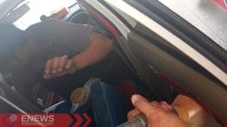 Foto: Mobil Avanza putih saat melakukan pengisian solar bersubsidi dalam jeriken yang diletakkan di dalam mobil. (Dok. ENews) Foto: Mobil Avanza putih saat melakukan pengisian solar bersubsidi dalam jeriken yang diletakkan di dalam mobil. (Dok. ENews)