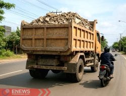 Truk Pemuat Material Bangunan Resahkan Pengendara di Wajo