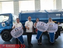 Suhardi Duka Serahkan Bantuan Truk Sampah untuk Tiga Kabupaten di Sulbar