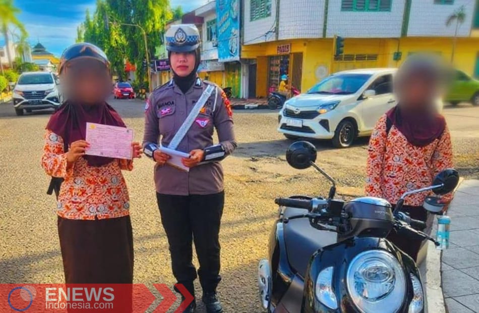 Personel Satlantas Polres Bone menindaki pengemdara pelajar anak di bawah umur. (Dok. Aldi)