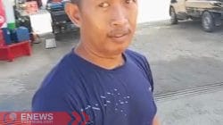 Foto: Pelangsir BBM Pertalite bersubsidi saat menghampiri jurnalis ENews Indonesia.