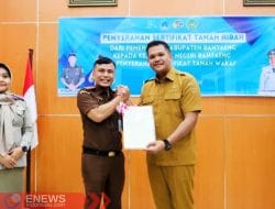 Bupati Bantaeng Serahkan Sertifikat Tanah Hibah ke Kajari