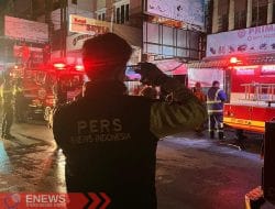 Malam Panik di Jalan Dr Wahidin Makassar, Ruko Tiga Lantai Dilalap Api