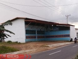 Jatah Pupuk Tak Utuh, Petani Luyo Protes Kios Salama