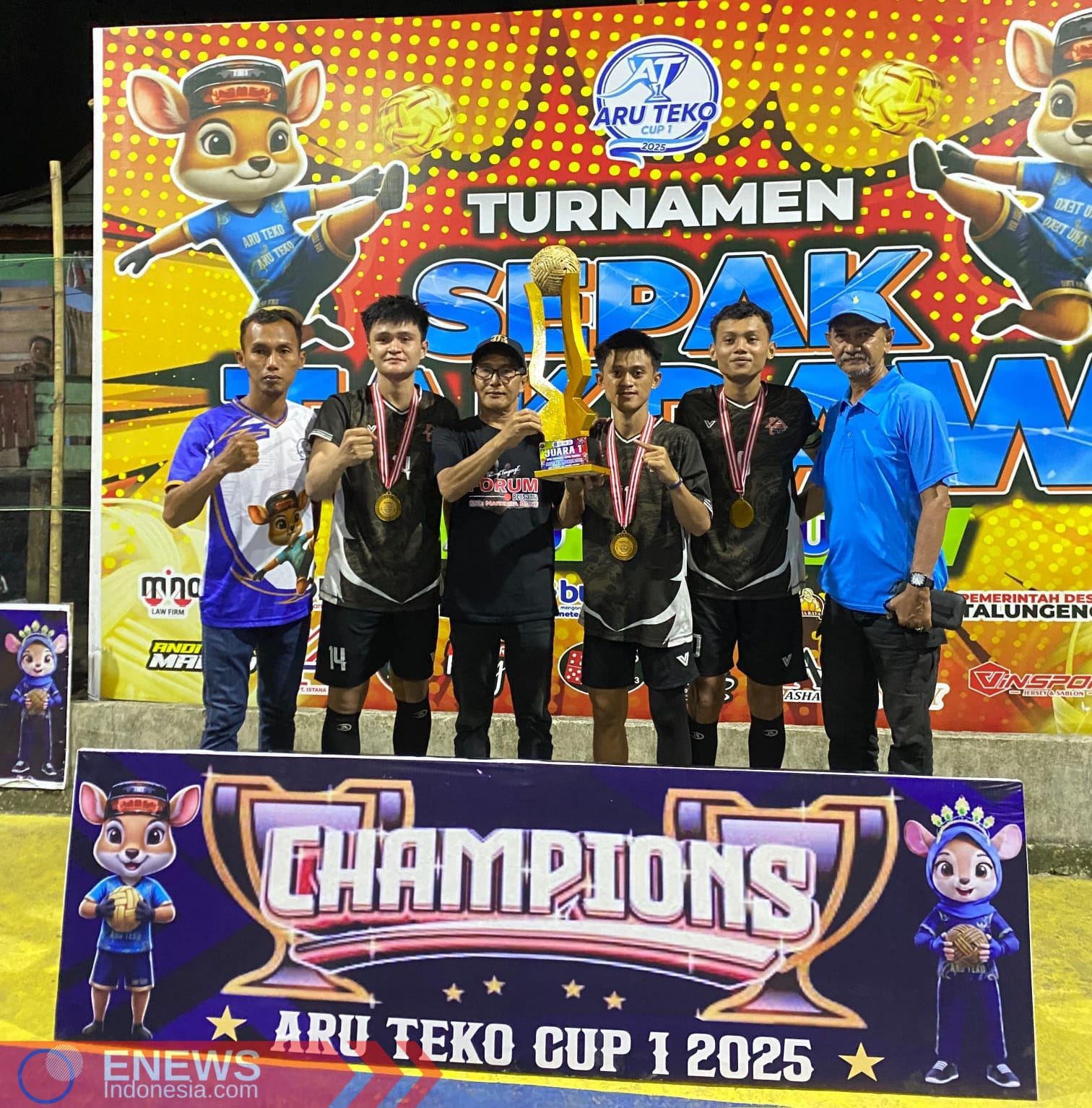 Kades Talungeng Andi Rasyidin (memakai topi di tengah) berfoto bersama para pemenang Aru Teko Cup I. (*)