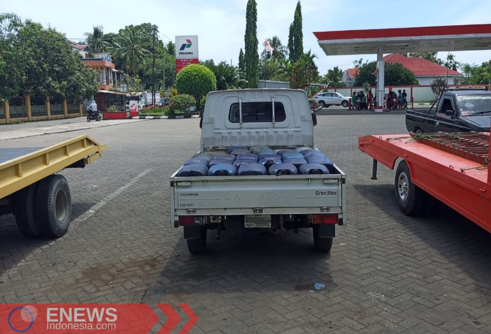Mobil pickap yang memuat jeriken berisi Solar diduga kuat bukan untuk kebutuhan petani. (Dok. ENews) 