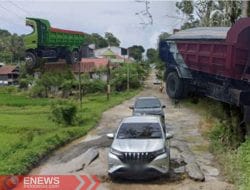 Poros Cenrana–Lamurukung Terkoyak Truk Material, Warga Minta Penertiban
