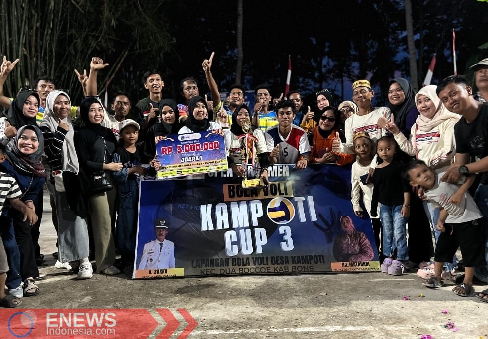 Pemain HRB Team bersama official dan suporter HRB Team berpose bersama setelah penyerahan hadiah di Turnamen bola voli Kampoti Cup III. (Babe)