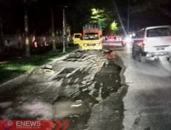 Pengecoran Kampus UNM Diduga Rusak Jalan, Pengendara Terancam Celaka
