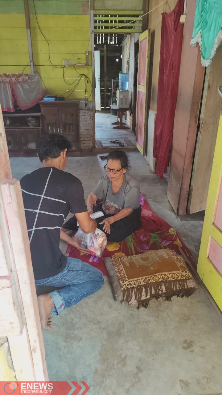 Anggota HIP INTIS Aceh saat membagikan bantuan kepada korban yang terdampak bencana.