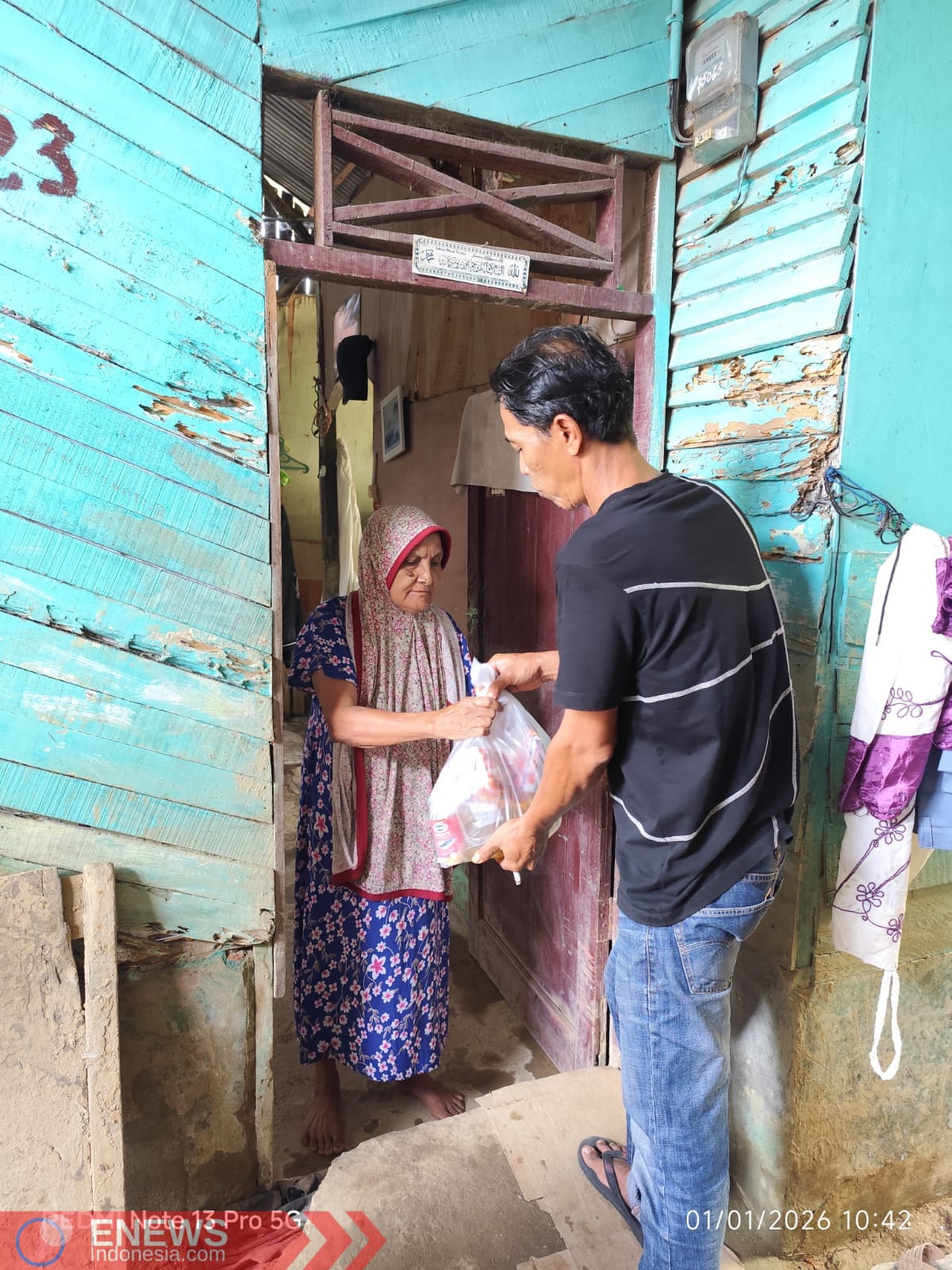 Anggota HIP INTIS Aceh saat membagikan bantuan kepada korban yang terdampak bencana.