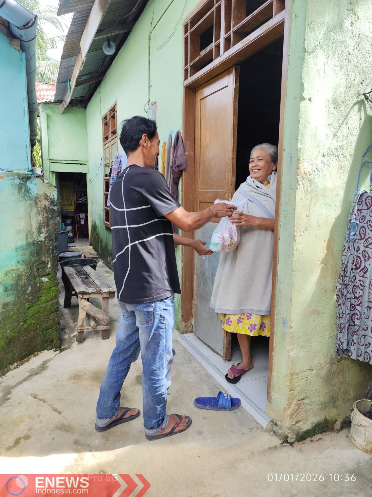 Anggota HIP INTIS Aceh saat membagikan bantuan kepada korban yang terdampak bencana.