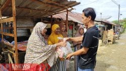 Anggota HIP INTIS Aceh saat membagikan bantuan kepada korban yang terdampak bencana.