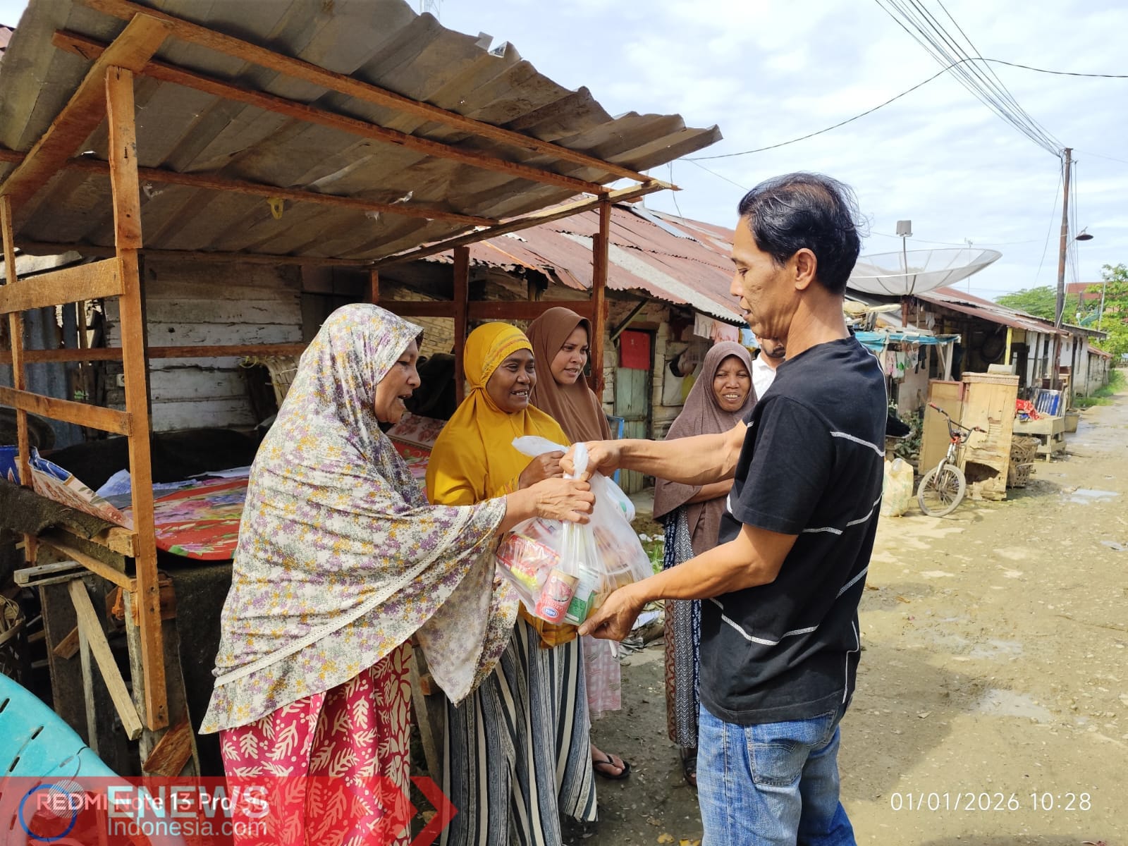 Anggota HIP INTIS Aceh saat membagikan bantuan kepada korban yang terdampak bencana.